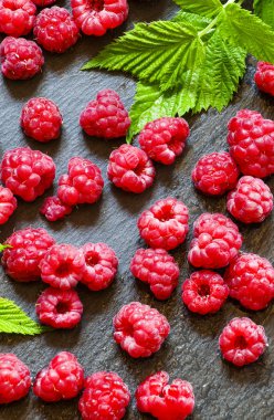 Sulu olgun Ahududu yaprakları ile 