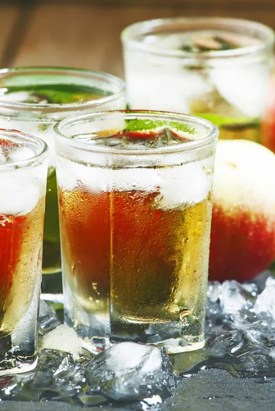Cold apple juice — Stock Photo, Image