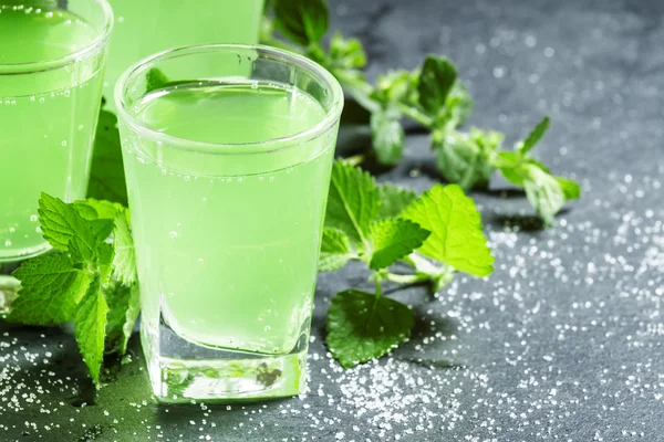 Grüner Cocktail mit Rum, Minze, Soda und Zucker — Stockfoto