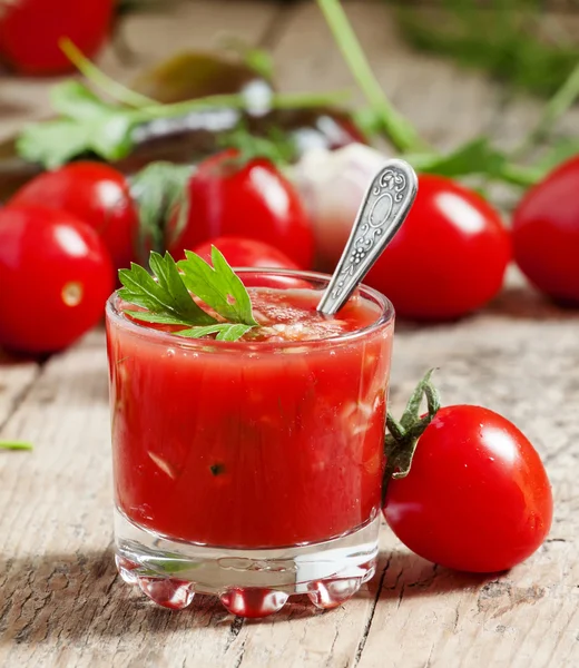 Sumo de tomate com legumes e tomates frescos — Fotografia de Stock