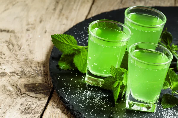 Зеленый коктейль с ромом, мятой, содовой и сахаром — стоковое фото