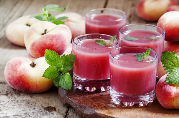 Frisch gepresster rosa Pfirsichsaft — Stockfoto