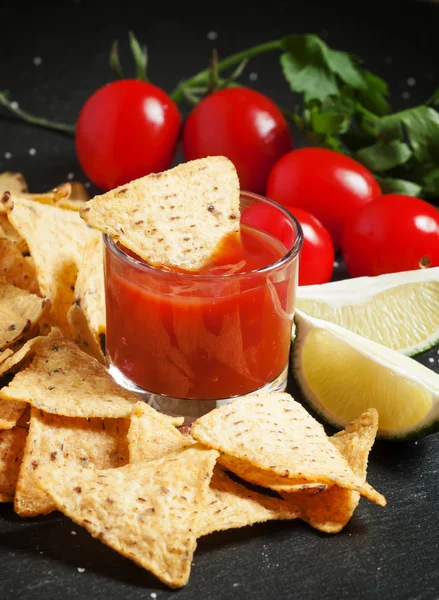 Nachos y salsa de tomate — Foto de Stock