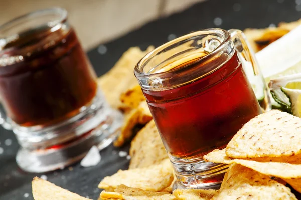 Mörkt öl och nachos — Stockfoto