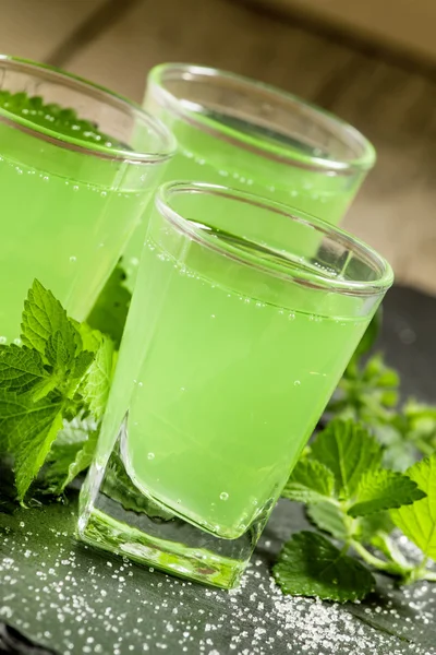 Зеленый коктейль с ромом, мятой, содовой и сахаром — стоковое фото