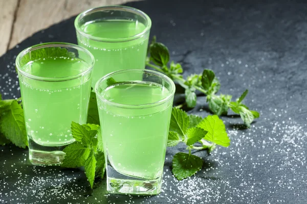 Grüner Cocktail mit Rum, Minze, Soda und Zucker — Stockfoto