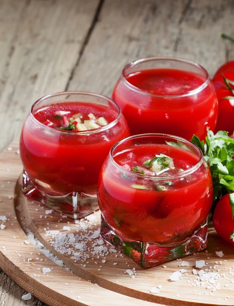 Zupa pomidorowa z warzywami w miski szklane okrągłe — Zdjęcie stockowe