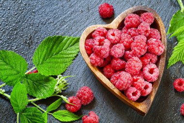 Taze Ahududu yaprakları bir kalp şeklinde bir kase ile  