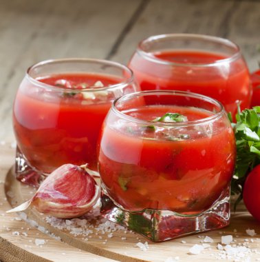 Yuvarlak cam kase sebze çorbası domates