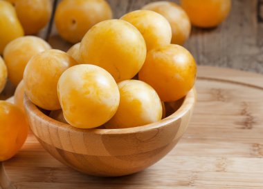 Olgun sulu sarı Erik bir ahşap kase