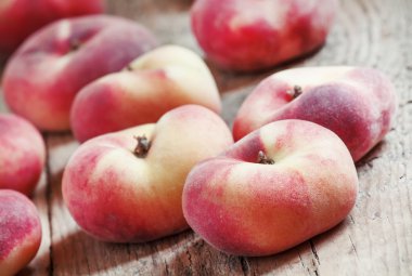 Eski bir ahşap zemin üzerinde düz pembe şeftali