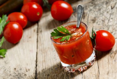 Sebze ve taze domates domates suyu