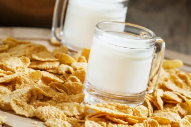 Bardak ve Mısır gevreği süt