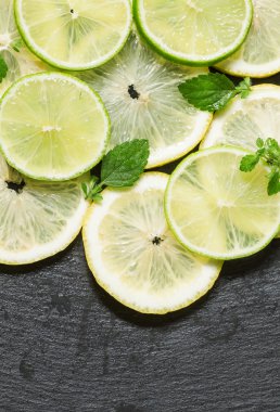 Dilimlenmiş limon, limon ve nane yaprakları