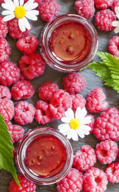 Ahududu reçeli ve taze ahududu. 