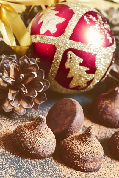 Truffes au chocolat, saupoudrées de cacao en poudre — Photo