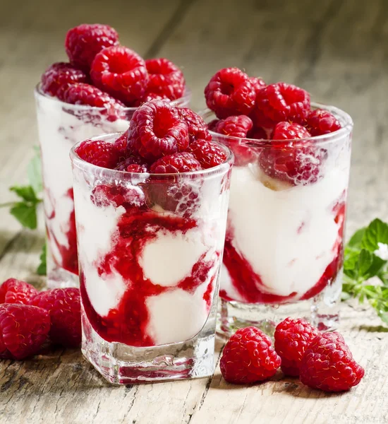 Малинове морозиво з ягодами та м'ятою — стокове фото