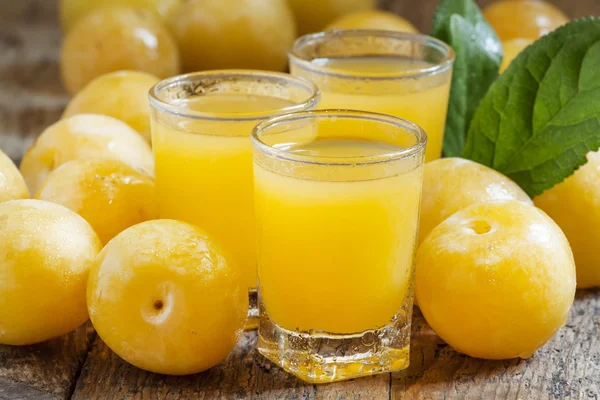 Delicioso jugo fresco de ciruelas amarillas dulces — Foto de Stock