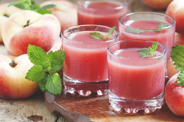 Jugo de melocotón rosa recién exprimido —  Fotos de Stock