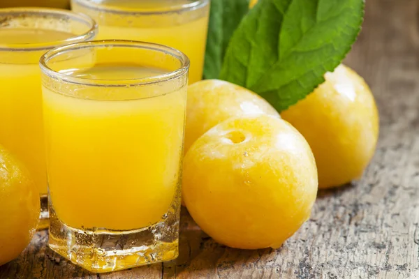 Вкусный свежий сок желтых сладких слив — стоковое фото