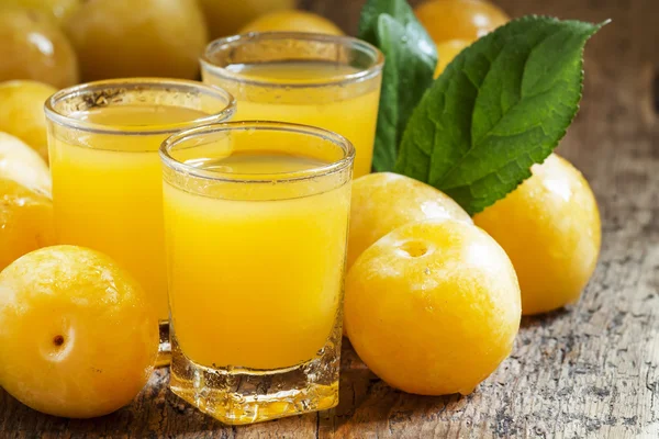 Ízletes friss gyümölcslé, sárga édes szilva — Stock Fotó