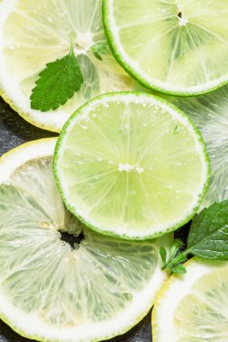 Dilimlenmiş limon, limon ve nane yaprakları