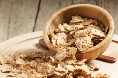 Buğday gevreği ahşap bir kaseden döktü