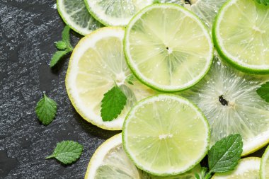 Dilimlenmiş limon, limon ve nane yaprakları