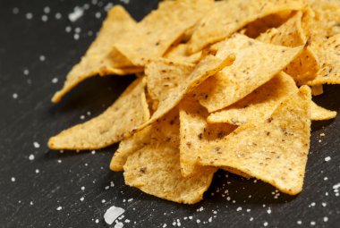 Cips ve karanlık bir arka plan üzerine tuz