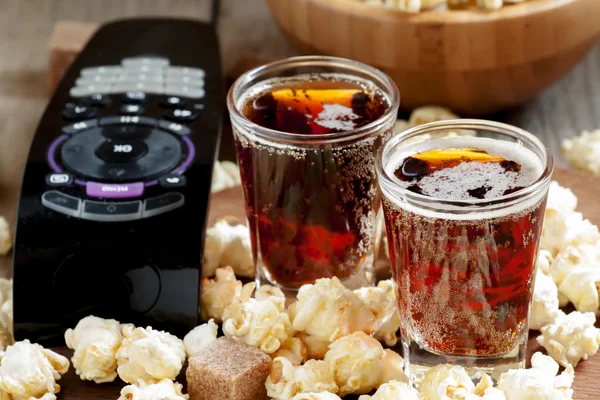 Karamell-Popcorn und Cola im Glas — Stockfoto