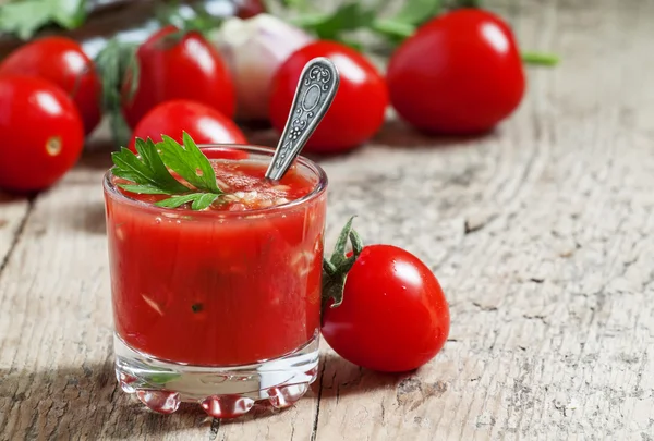 Томатный сок с овощами и свежими помидорами — стоковое фото