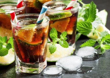 Cuba Libre limon, nane ve buz bir gözlük ile