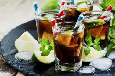 Cuba Libre limon, nane ve buz bir gözlük ile