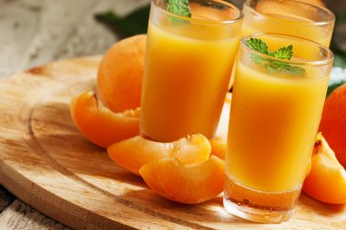 Taze kayısı suyu ve nane ile kayısı