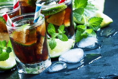 Cuba Libre limon, nane ve buz bir gözlük ile