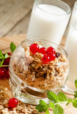 Sağlıklı kahvaltı ile müsli, süt ve kırmızı cuurant