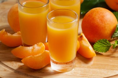 Taze kayısı suyu ve nane ile kayısı