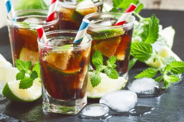 Cuba Libre limon, nane ve buz bir gözlük ile