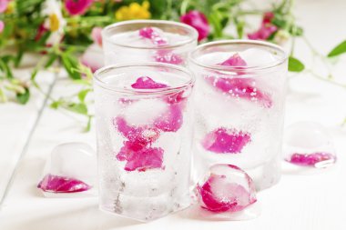 Gül yaprakları ile buz ile taze köpüklü içecek 
