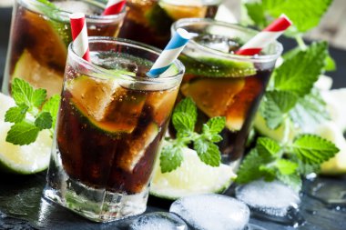 Cuba Libre limon, nane ve buz bir gözlük ile