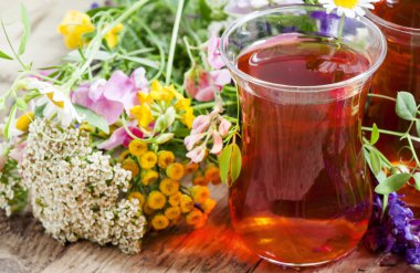 Siyah Çay otlar otantik bir Orta Doğu gözlük ile