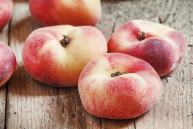 Eski bir ahşap zemin üzerinde düz pembe şeftali