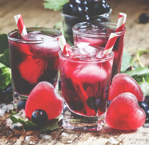 Красный холодный коктейль с ягодами — стоковое фото