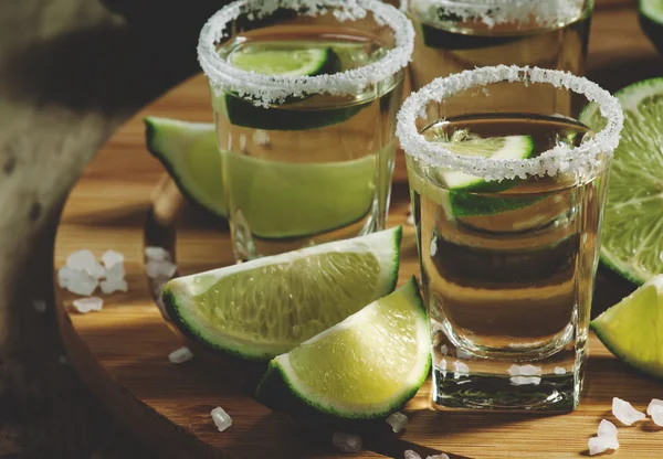 Silber mexikanischer Tequila mit Limette und Salz — Stockfoto