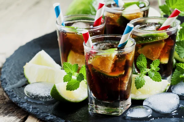 Cuba Libre limon, nane ve buz bir gözlük ile — Stok fotoğraf