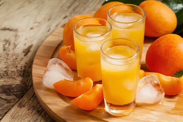 Fresh apricot juice and apricots with mint — Stock Photo, Image