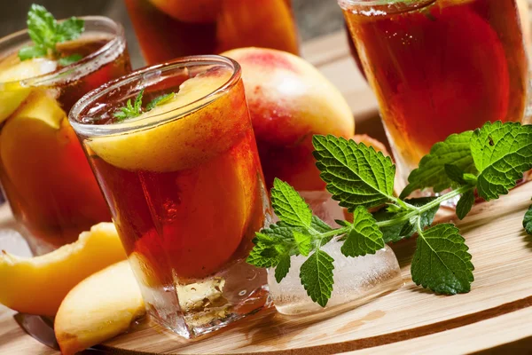 Ice Peach Tea con trozos de fruta —  Fotos de Stock