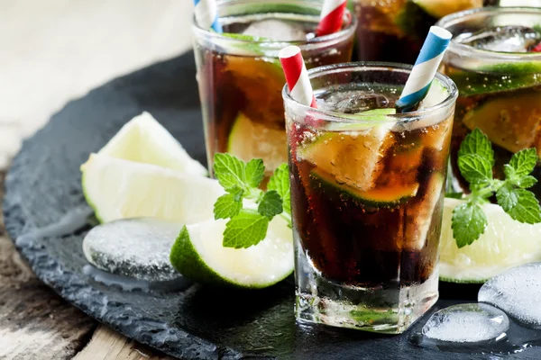 Cuba Libre con lime, menta e ghiaccio in un bicchiere — Foto Stock