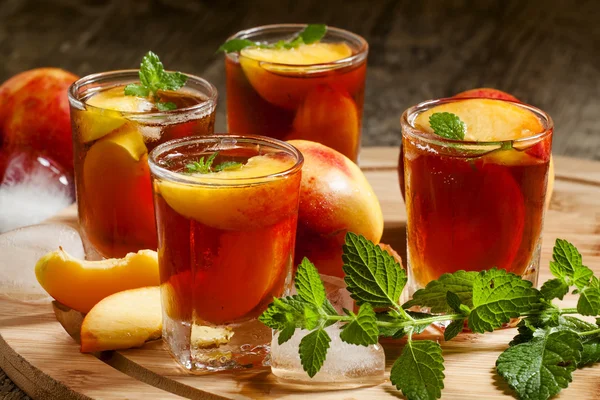 Ice Peach Tea com pedaços de fruta — Fotografia de Stock