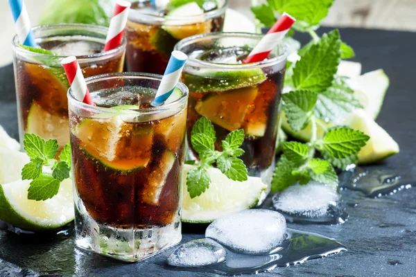 Cuba Libre limon, nane ve buz bir gözlük ile — Stok fotoğraf